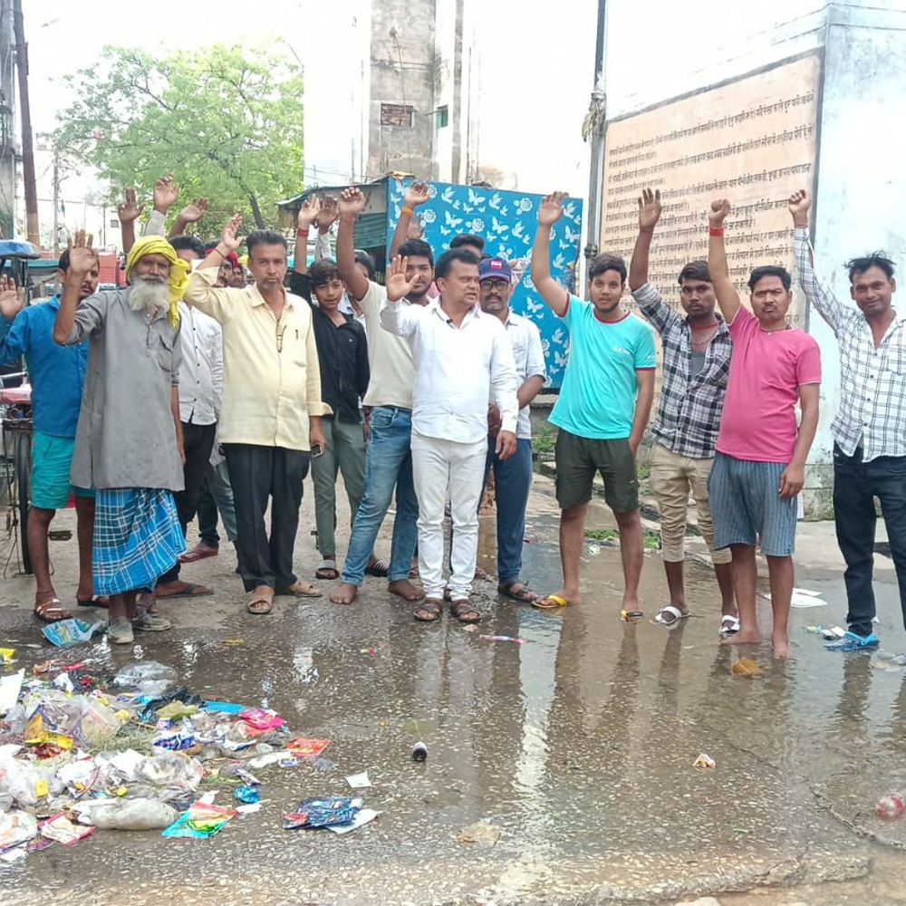 सोनभद्र में RO प्लांट से हजारों लीटर पानी बर्बाद:कांसीराम आवास में लोग पानी की किल्लत से परेशान