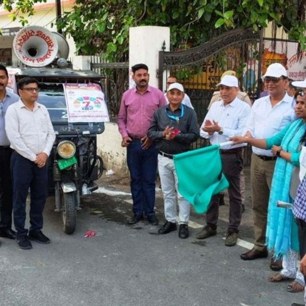 मैनपुरी में मच्छरजनित खतरा बढ़ा, जागरूकता से ही बचेगा जीवन:डीएम ने हरी झंडी दिखाकर शुरू किया अभियान, हर घर तक पहुंचेगा स्वास्थ्य संदेश