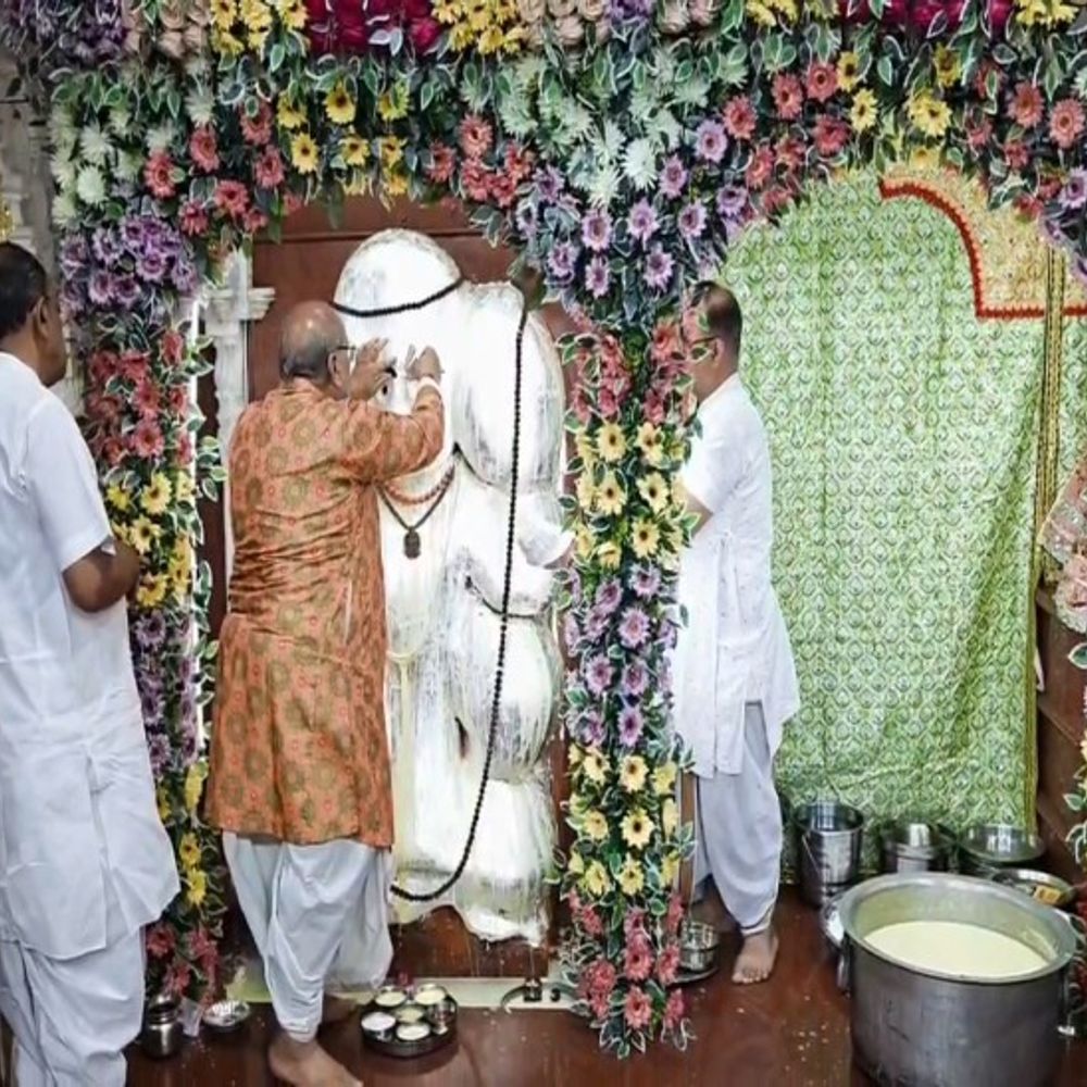 ब्रज में हनुमान जी के जन्मोत्सव की धूम:गुजर घाटी हनुमान मंदिर में हुआ अभिषेक, मंदिरों को फूलों से सजाया गया