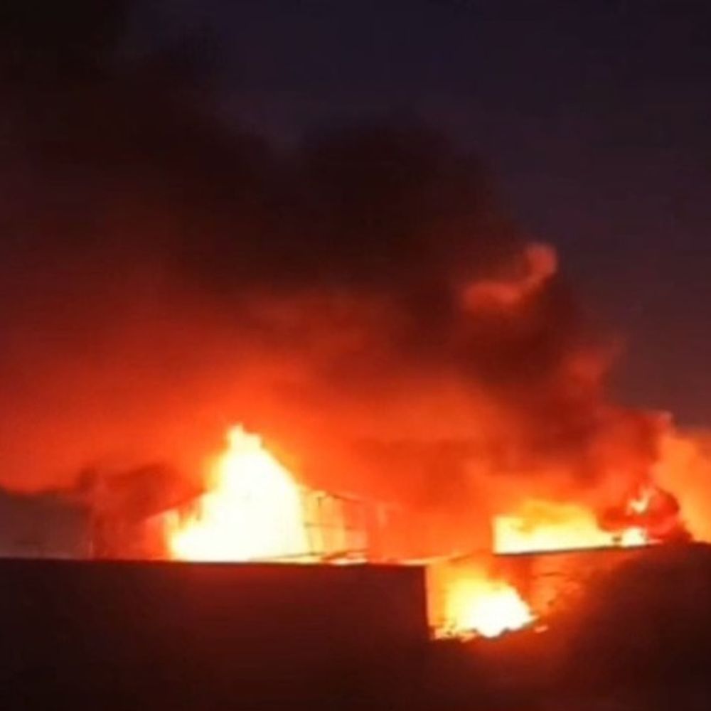 मथुरा में पाइप फैक्ट्री में लगी आग:3 घंटे बाद भी नहीं पाया जा सका आग पर काबू, पुलिस और दमकल की टीम कर रही प्रयास