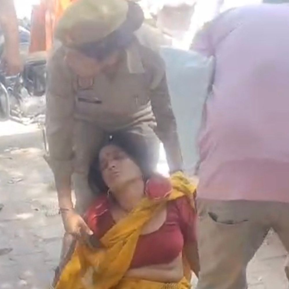 बदायूं में एसएसपी दफ्तर के सामने महिला ने जहर खाया:गंभीर हालत में अस्पताल में भर्ती, युवक से परेशान होकर गांव छोड़ा