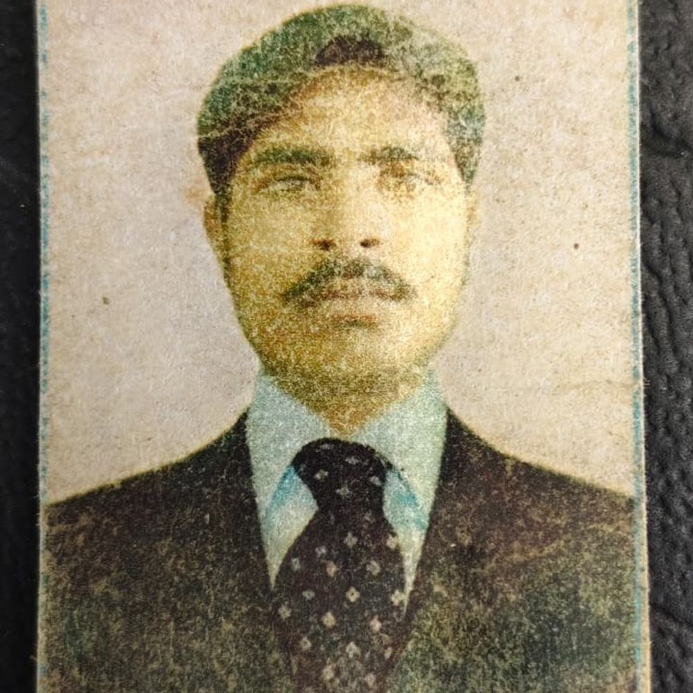 इटावा में युवक का शव पेड़ पर लटका मिला:कल शाम घर से निकला, फिर नहीं लौटा, परिजन कर रहे थे तलाश