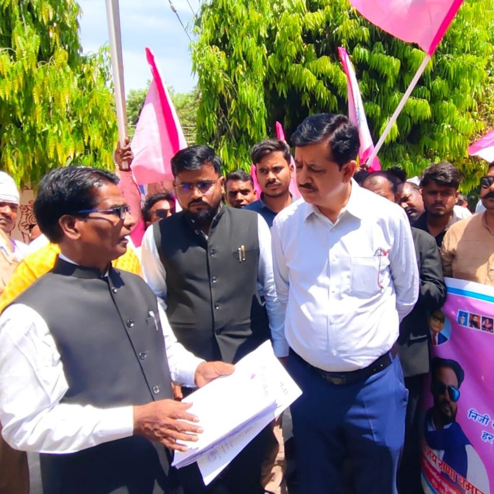 बहुजन अधिकार सेना ने निजी स्कूलों के खिलाफ किया प्रदर्शन:सुलतानपुर में महंगी किताबों पर रोक लगाने की मांग, CM को भेजा ज्ञापन