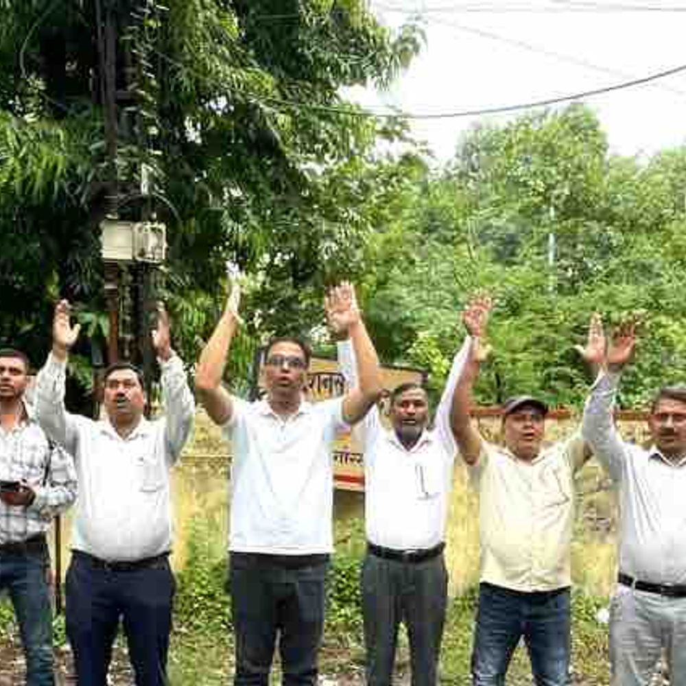 गोरखपुर में बिजली व्यवस्था पर संकट की चेतावनी:कर्मचारियों में संविदा कर्मियों की छंटनी बढ़ी चिंता, निजीकरण की तैयारी का लगाया आरोप