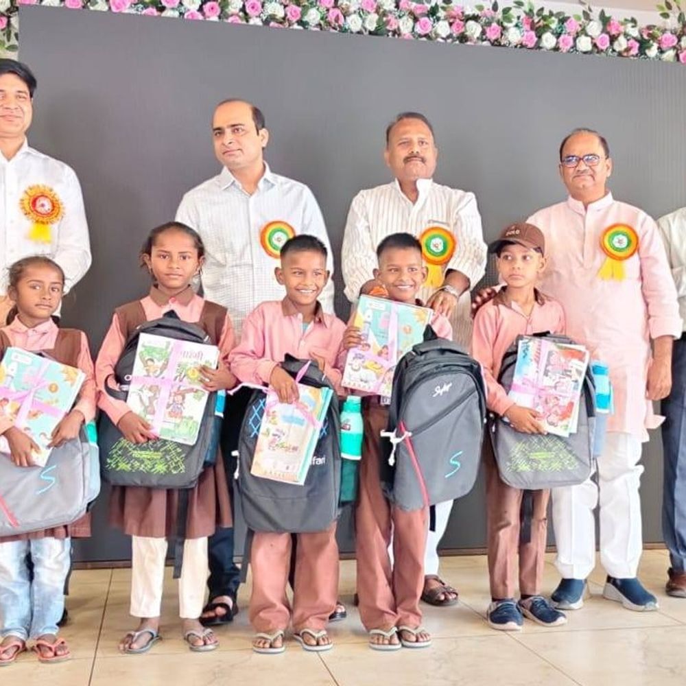 प्रतापगढ़ में स्कूल चलो अभियान का शुभारंभ:विधायक-डीएम ने 5 बच्चों को सामग्री देकर शिक्षा से जोड़ा