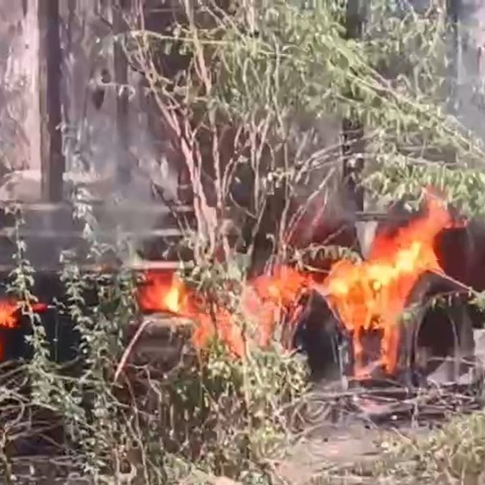 पुलिस चौकी के सामने ट्रक में लगी आग:मुठभेड़ में जब्त बताया गया ट्रक, मथुरा-वृंदावन मार्ग पर एक घंटे में बुझाई गई लपटें