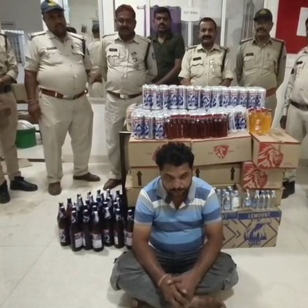 खरगोन में जिलाबदर उपसरपंच कर रहा था शराब तस्करी:घर के पीछे जमीन में गड़ी टंकी मिली, 198 लीटर अवैध देशी और विदेशी शराब बरामद