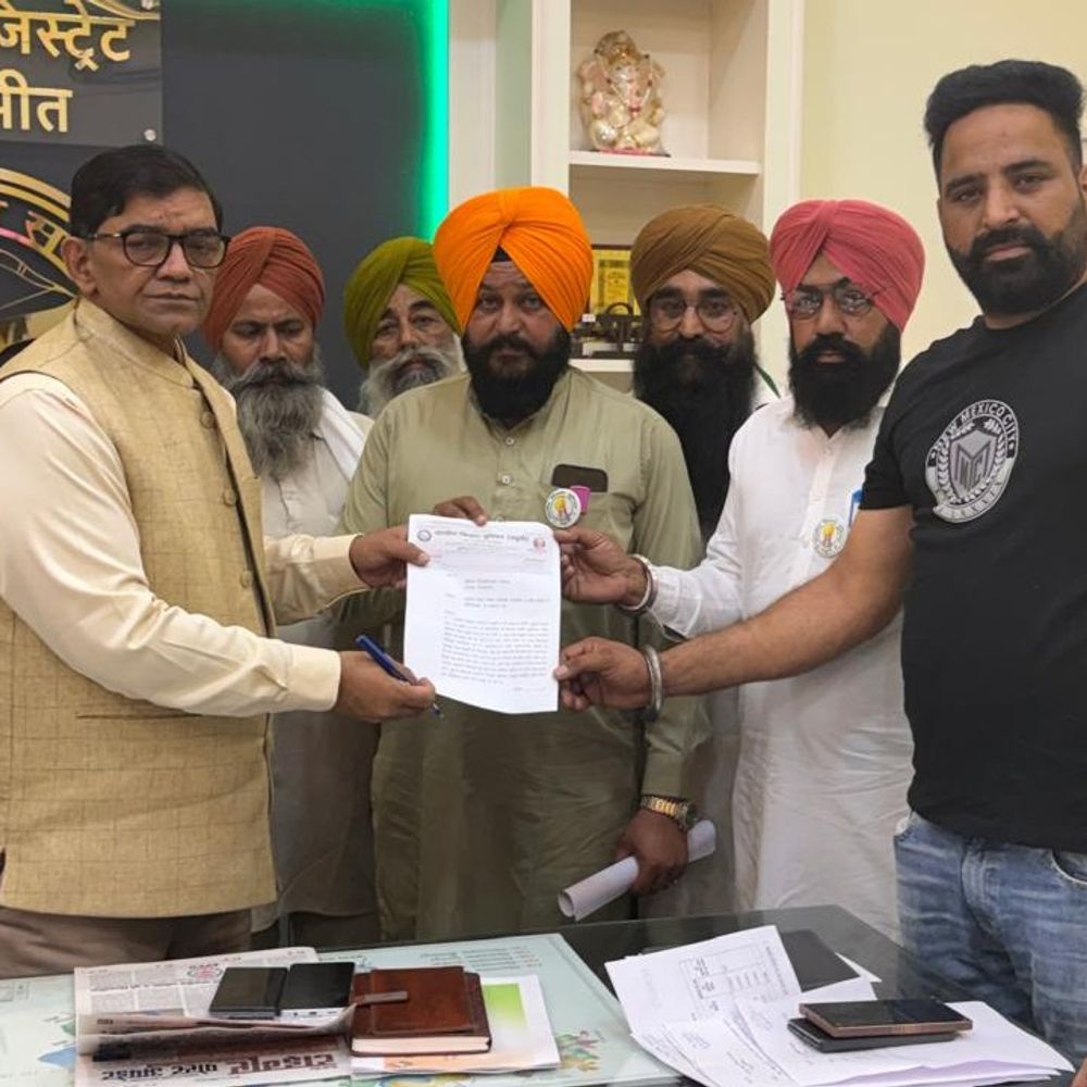 पीलीभीत में भाकियू ने डीएम को सौंपा ज्ञापन:निजी स्कूलों की मनमानी, क्रय केंद्रों की बदहाली पर 25 अप्रैल से आंदोलन की चेतावनी