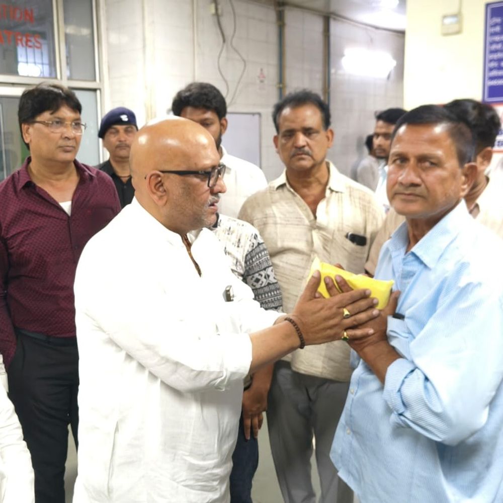 यूपी कांग्रेस प्रदेशाध्यक्ष ने घायल जीआरपी सिपाही से की मुलाकात:परिजनों को दी आर्थिक मदद, पत्नी को सरकारी नौकरी और एक करोड़ देने की मांग