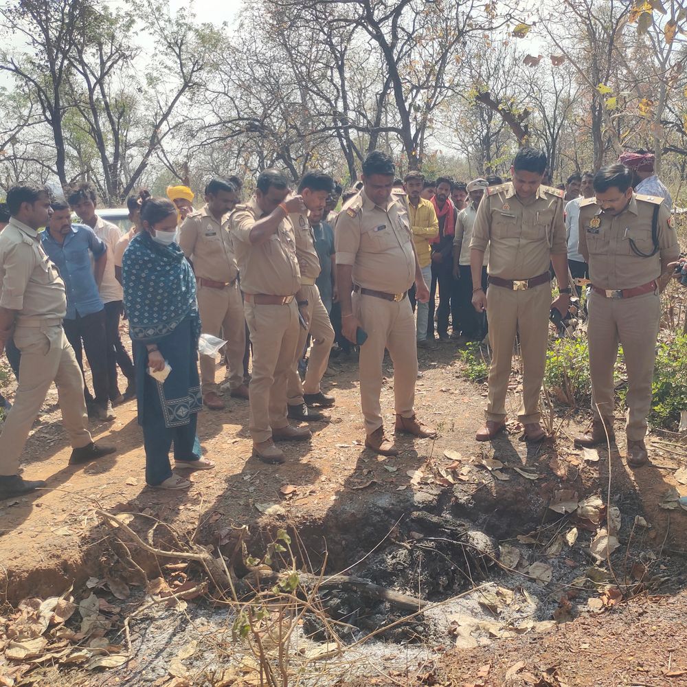 ललितपुर के जंगल में महिला का अधजला शव मिला:पिता ने पति पर हत्या कर शव जलाने का आरोप लगाया