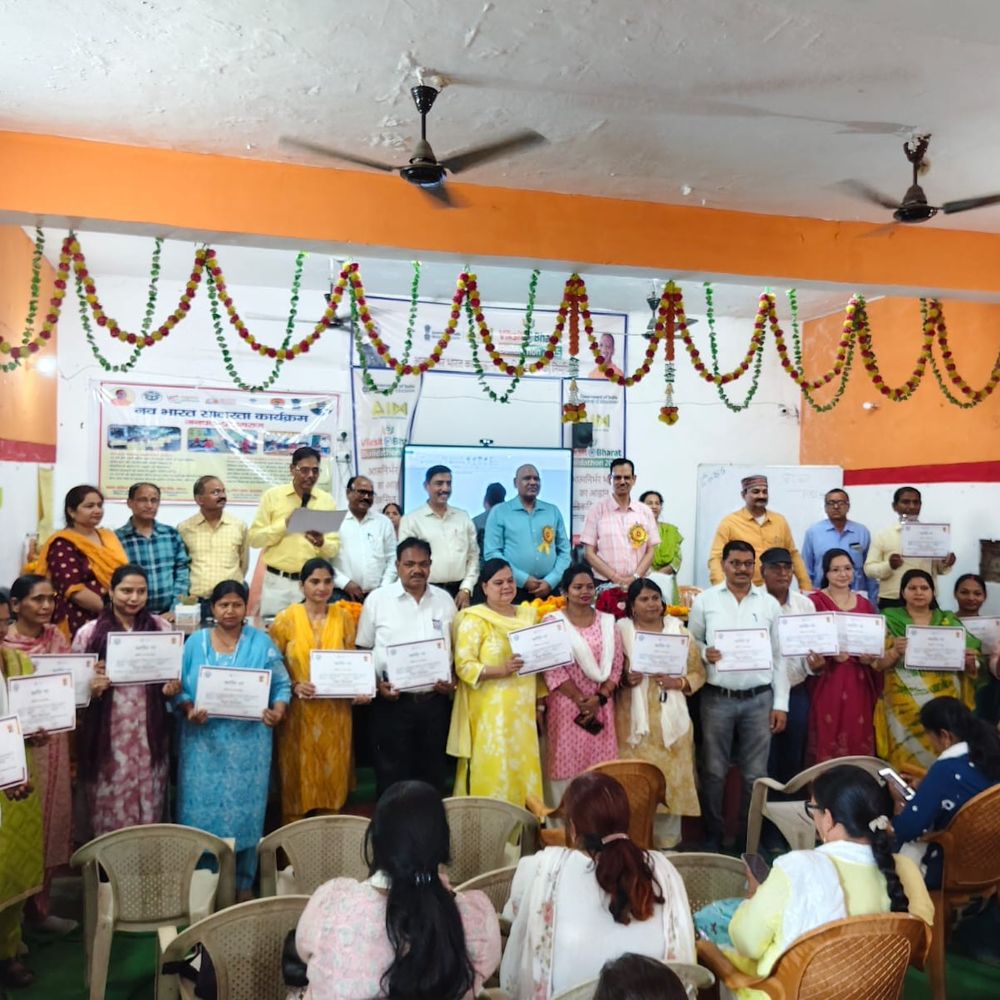 प्रयागराज में 'स्कूल चलो' रैली, 100 से अधिक बच्चे शामिल:22 निपुण विद्यालयों के प्रधानाध्यापक सम्मानित, दिव्यांगों ने बढ़ाया उत्साह