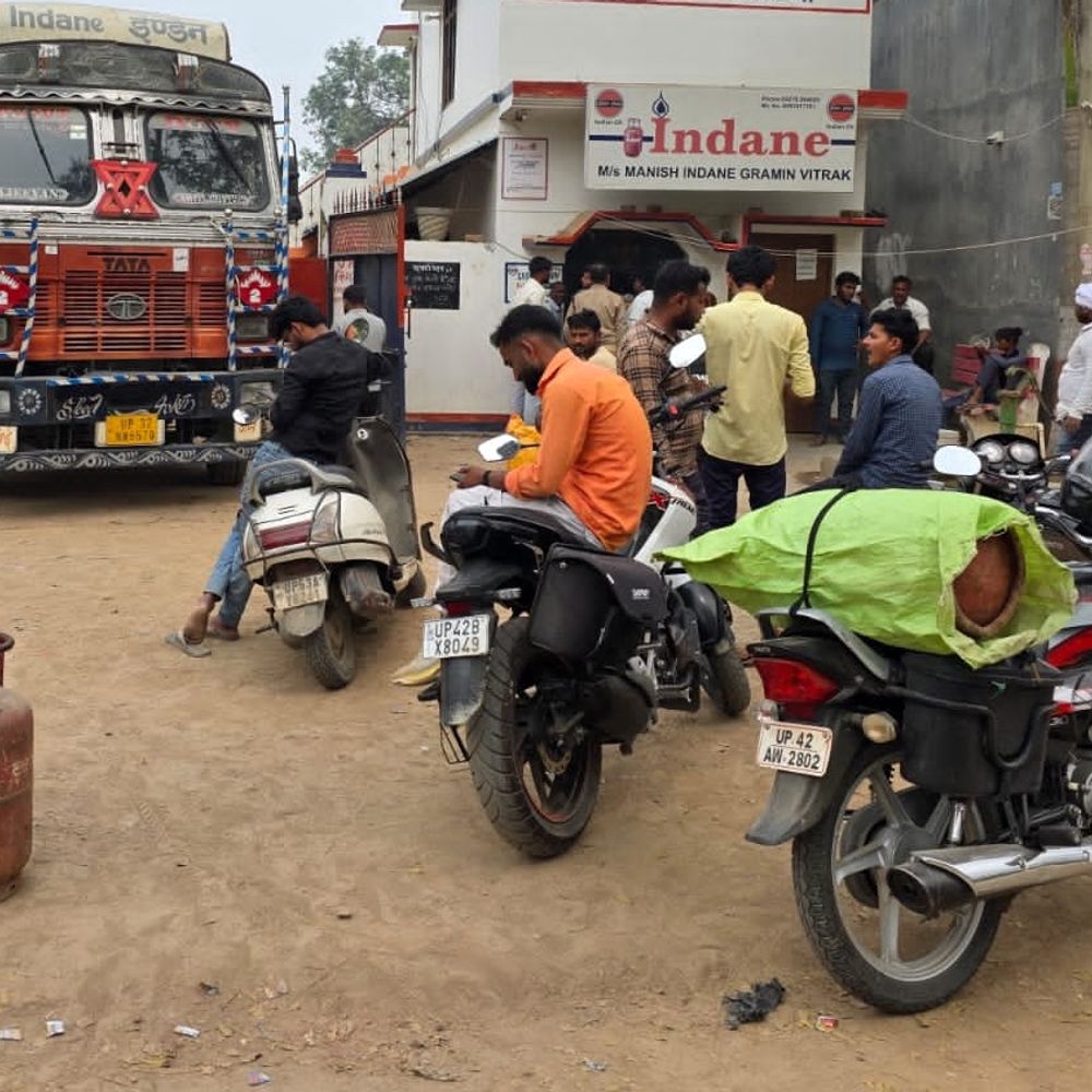 अयोध्या में गैस सिलेंडर बुकिंग के विकल्प बढ़े:मिस्ड कॉल, व्हाट्सएप से भी दिक्कत; कंपनियां कर रहीं सफल बुकिंग का दावा, ग्राहक परेशान