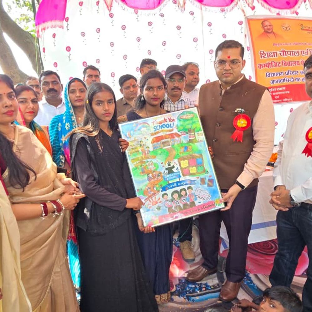 जौनपुर में शिक्षा चौपाल, 20 बच्चों का नामांकन:सीडीओ ने स्कूल में किया बच्चों का स्वागत, मालाकर पहनाई, कॉपी-किताब दी