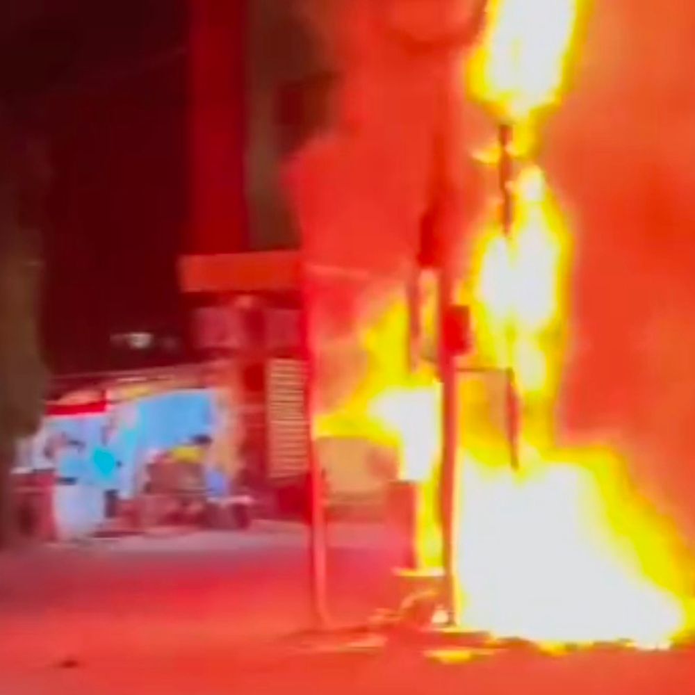 मऊ में ट्रांसफार्मर में आग, VIDEO:सैकड़ों घरों की बिजली गुल, धू धू कर जला ट्रांसफार्मर