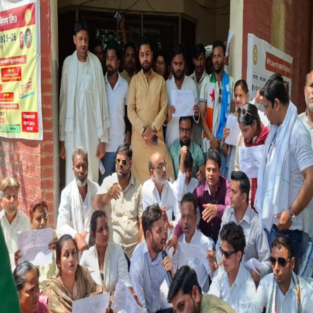 शाहजहांपुर में कांग्रेसियों ने विद्युत विभाग के खिलाफ प्रदर्शन किया:प्री-पेड मीटरों में खामियां, अधीक्षण अभियंता कार्यालय का घेराव