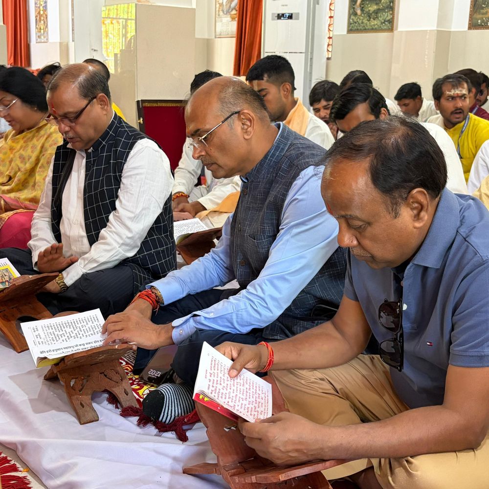 ​हनुमान जन्मोत्सव पर श्री विश्वेश्वर महादेव मंदिर में धूम:वैदिक मंत्रों के साथ हुआ हवन, कुलपति बोले- उन्नति की राह पर बढ़े कैंपस