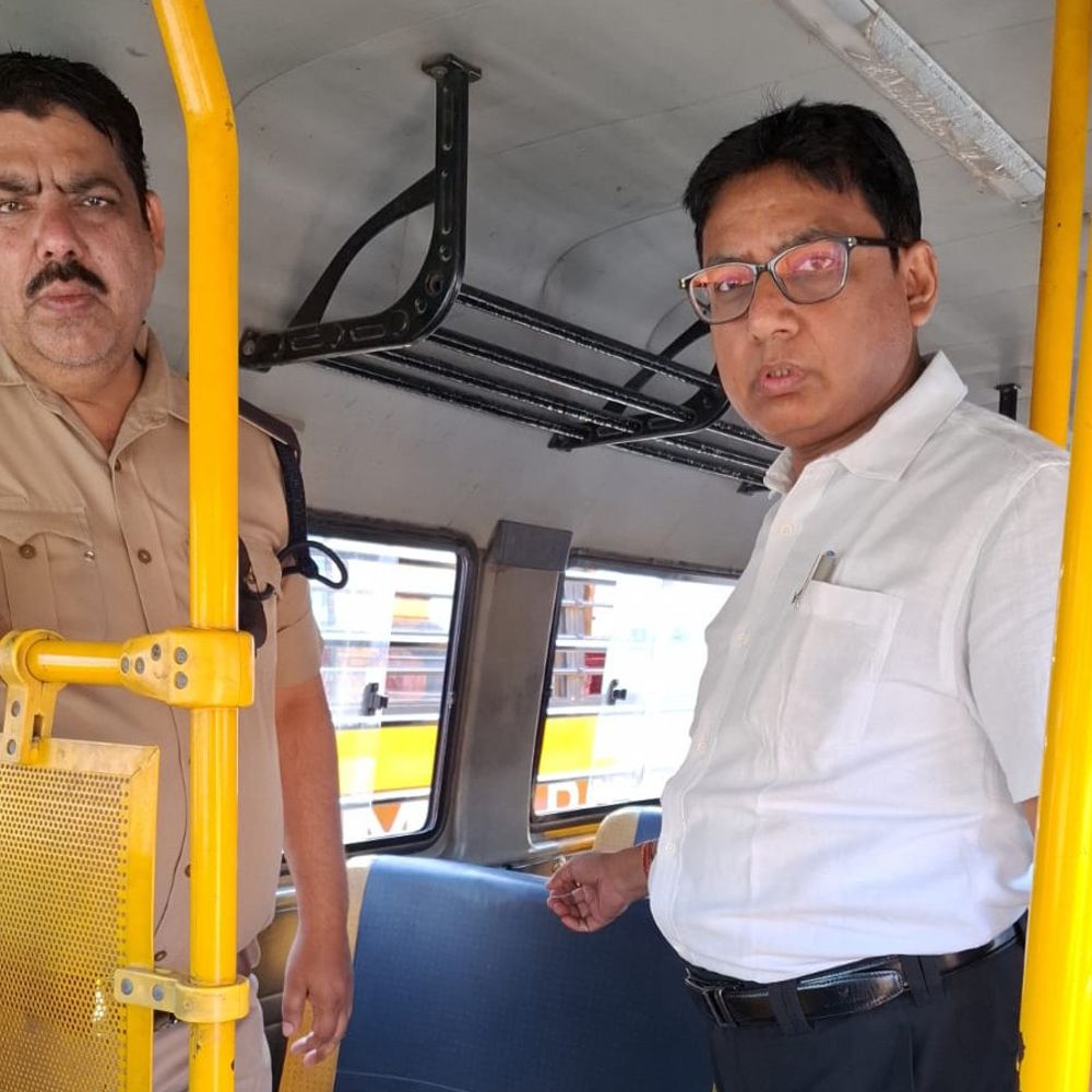 रामपुर आरटीओ ने 63 स्कूल बसों की जांच की:9 को नोटिस, एक के संचालन पर रोक; सुरक्षा मानकों के दिए निर्देश