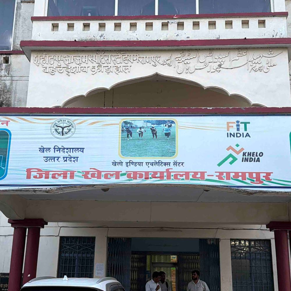 रामपुर स्टेडियम में स्विमिंग पूल का उद्घाटन:जिला कोषाधिकारी ने किया शुभारंभ, बच्चों के लिए नियमित प्रशिक्षण शुरू