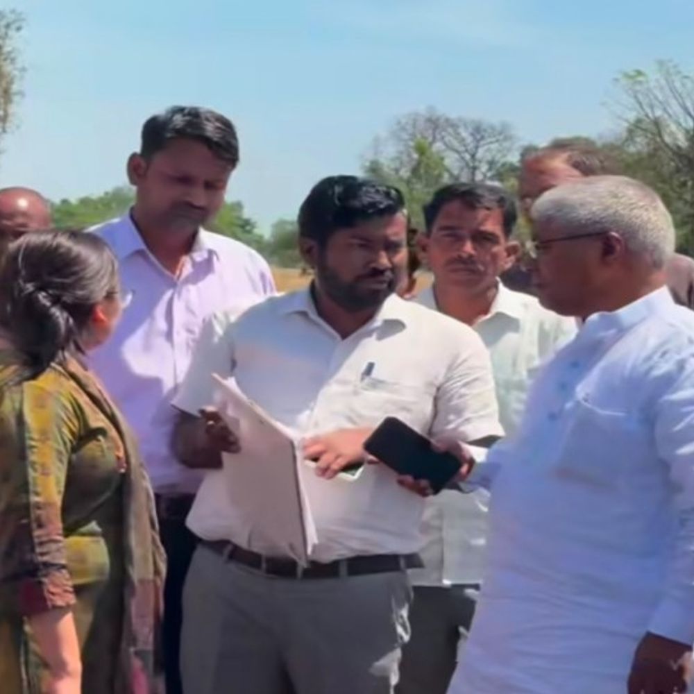 जली फसल देख योगी के विधायक बोले-सरकार मुआवजा देगी:12 एकड़ गेहूं की फसल में लगी थी आग, विधायक चेतराम ने किसानों को दिया आश्वासन