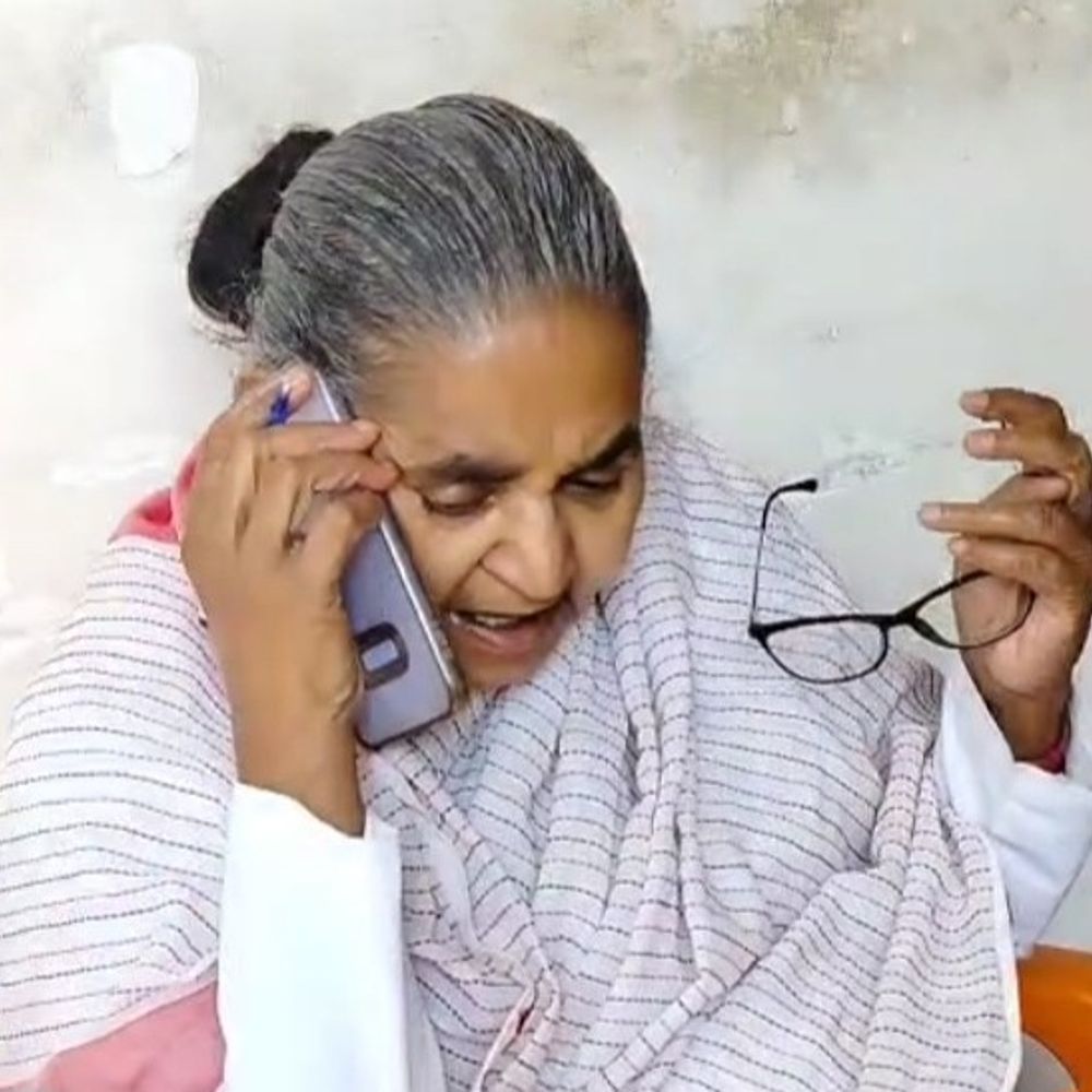 बिजली चेकिंग के नाम पर ग्रामीणों को प्रताड़ित किया:चंदौसी में शिक्षामंत्री से शिकायत की; ग्रामीणों का आरोप- पैसे न देने पर मुकदमा दर्ज करते हैं