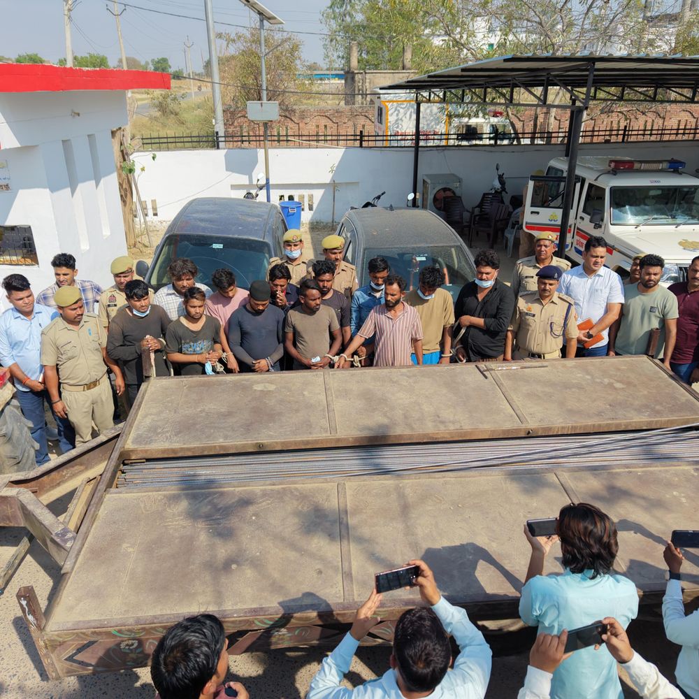 औरैया में 24 घंटे में चोरी का खुलासा:12 आरोपी गिरफ्तार, लाखों का सरिया और वाहन बरामद