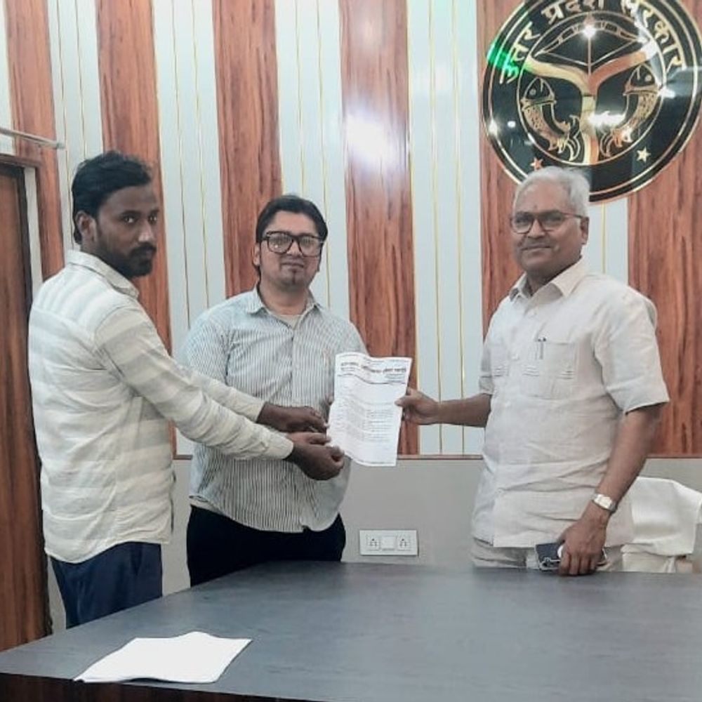 संभल में प्राइवेट स्कूलों की मनमानी पर विरोध प्रदर्शन:आजाद अधिकार सेना ने राष्ट्रपति को ज्ञापन सौंपा, समिति गठन की मांग