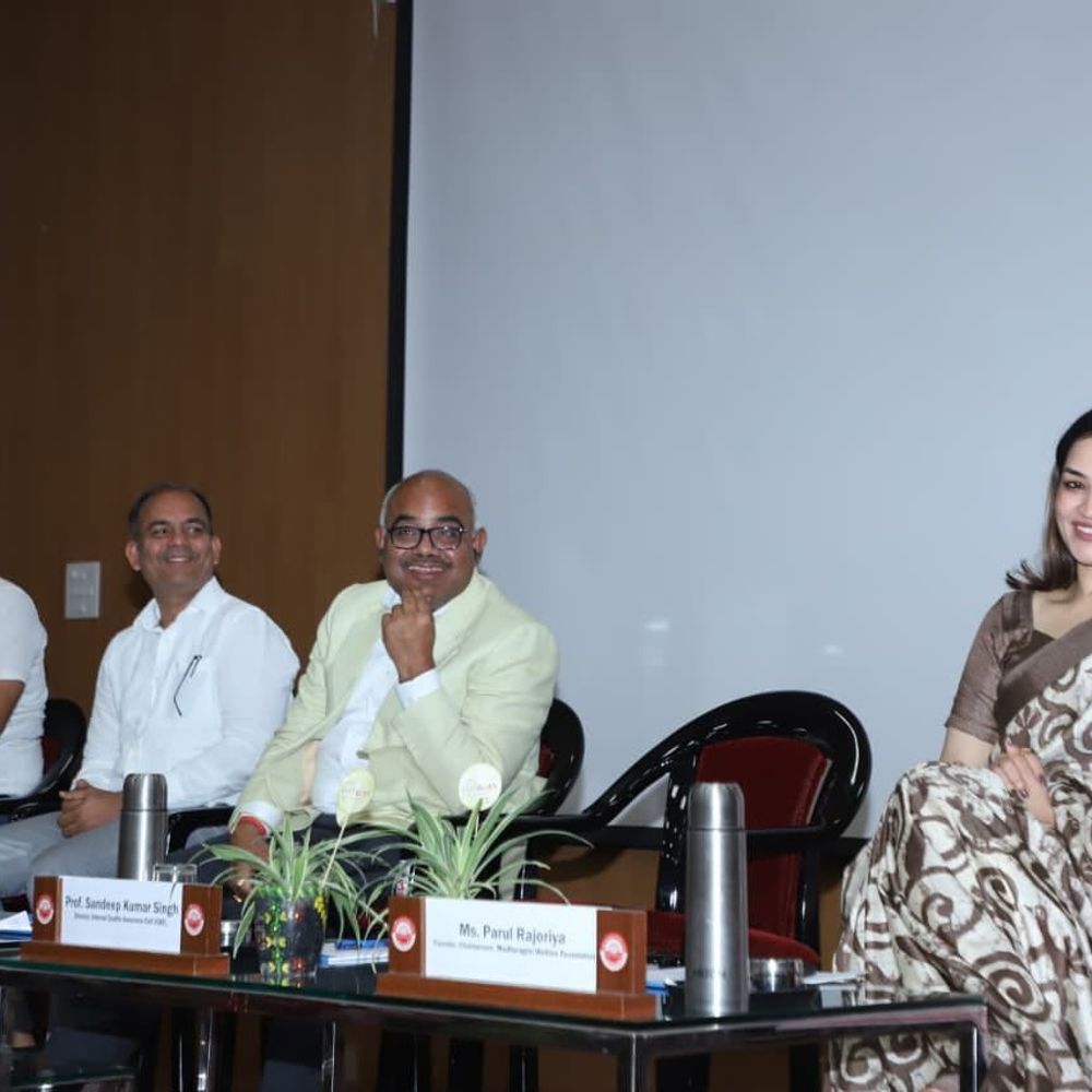 मोबाइल की लत छीन रही सुकून:कानपुर में डीएम बोले- अब IQ नहीं, DQ से मापी जाएगी आपकी काबिलियत