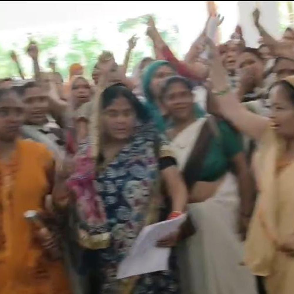 आशा कार्यकर्ताओं का प्रदर्शन, बकाया भुगतान की मांग:कासगंज में काम बंद करने की चेतावनी, SDM को सौंपा ज्ञापन