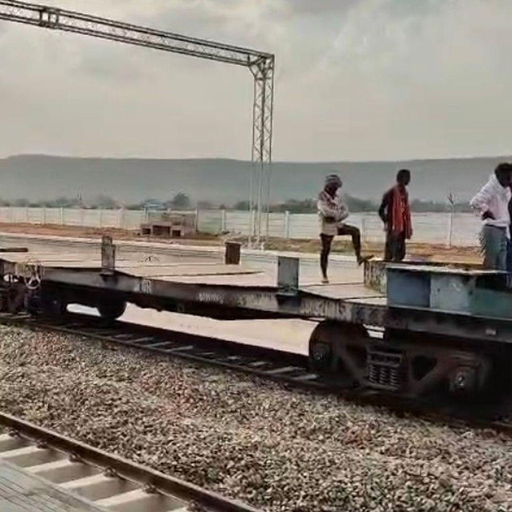 सीधी में चुरहट स्टेशन पर ट्रेन का ट्रायल सफल:ललितपुर-सिंगरौली रेल परियोजना ने पकड़ी रफ्तार, सासंद बोले-लगातार हुए प्रयासों का नतीजा