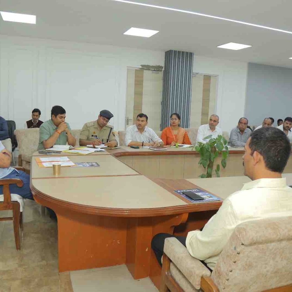 गाजियाबाद में लोक व्यवस्था, जन सुरक्षा पर पहली बैठक:डीएम ने सभी विभागों को बेहतर तालमेल, सुरक्षा मजबूत करने के निर्देश दिए