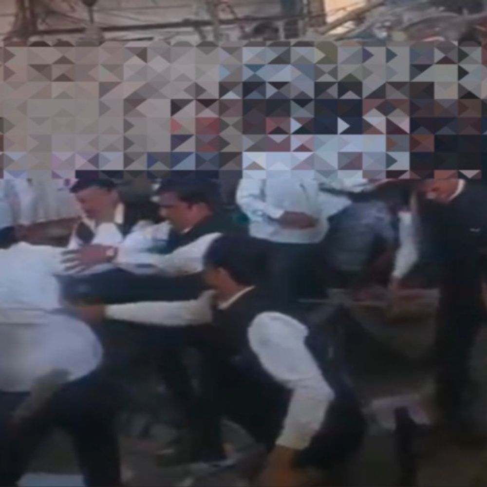 शाहजहांपुर कचहरी में अधिवक्ताओं में मारपीट, VIDEO:सीट पर बैठने को लेकर हुआ विवाद, जमीन पर गिराकर पीटा, फाइलें फाड़ दीं