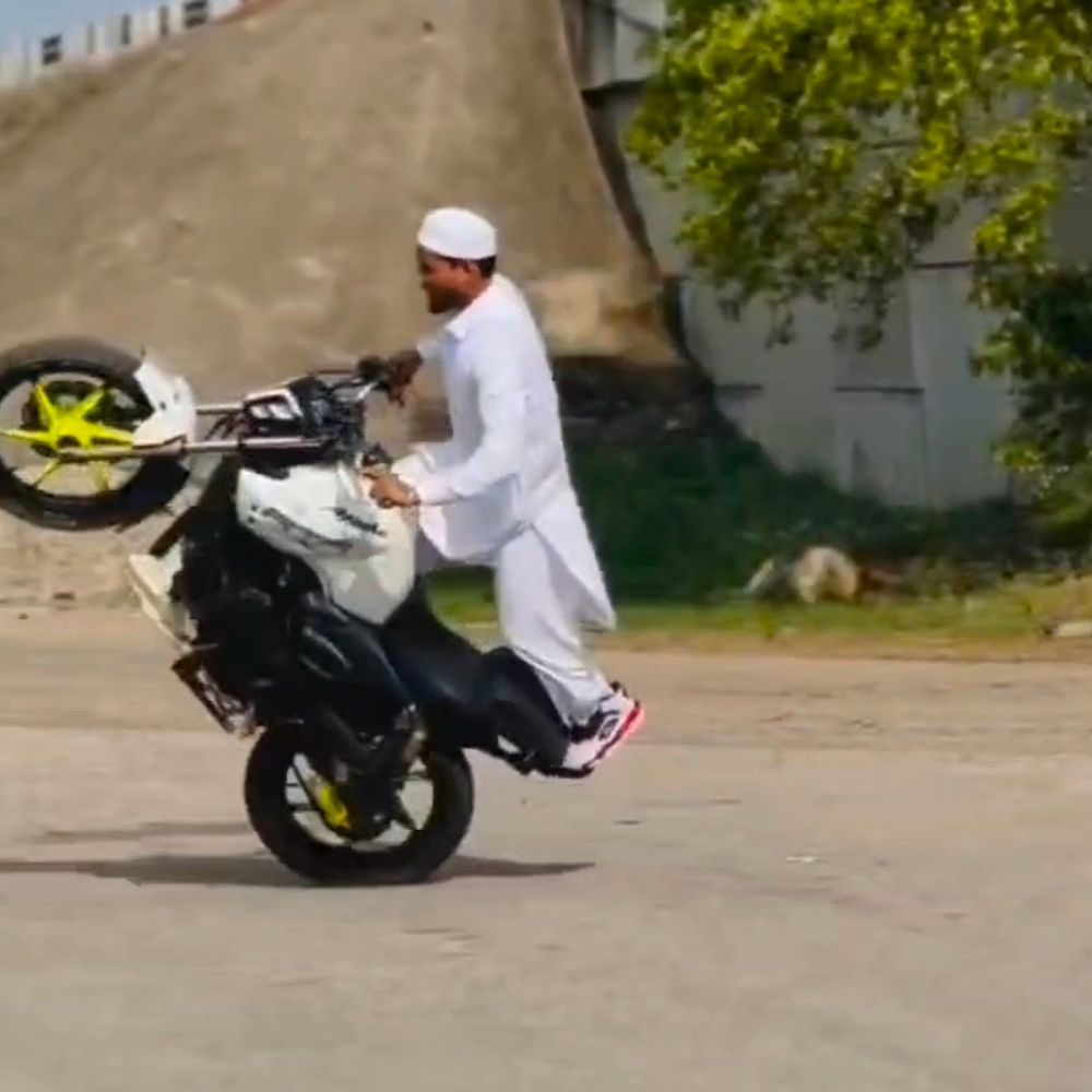 सहारनपुर में युवक का खतरनाक बाइक स्टंट वीडियो वायरल:बिना नंबर प्लेट बाइक पर नाबालिग, पुलिस जांच जारी