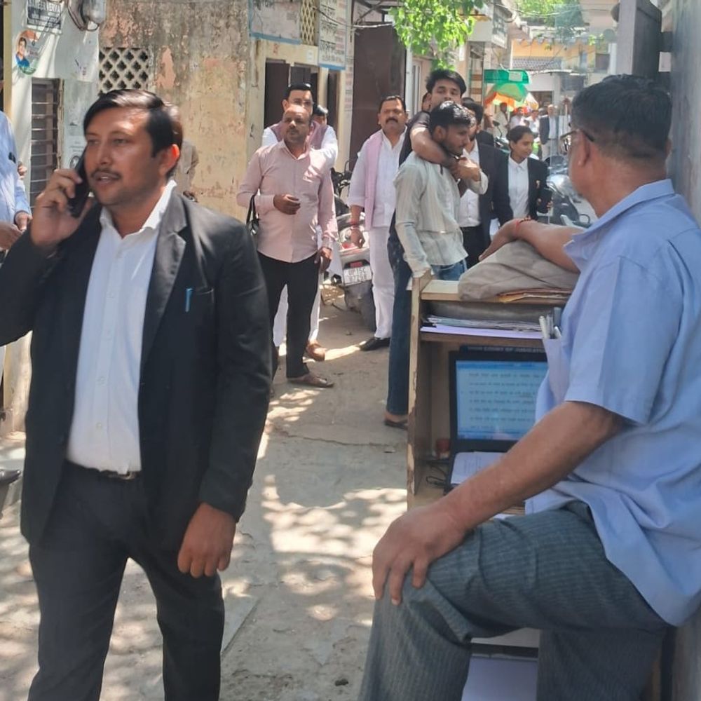 मेरठ: परिवार न्यायालय के सामने पति को पत्नी ने पीटा:दूसरी शादी की तैयारी पर सालों संग चप्पलों से की पिटाई