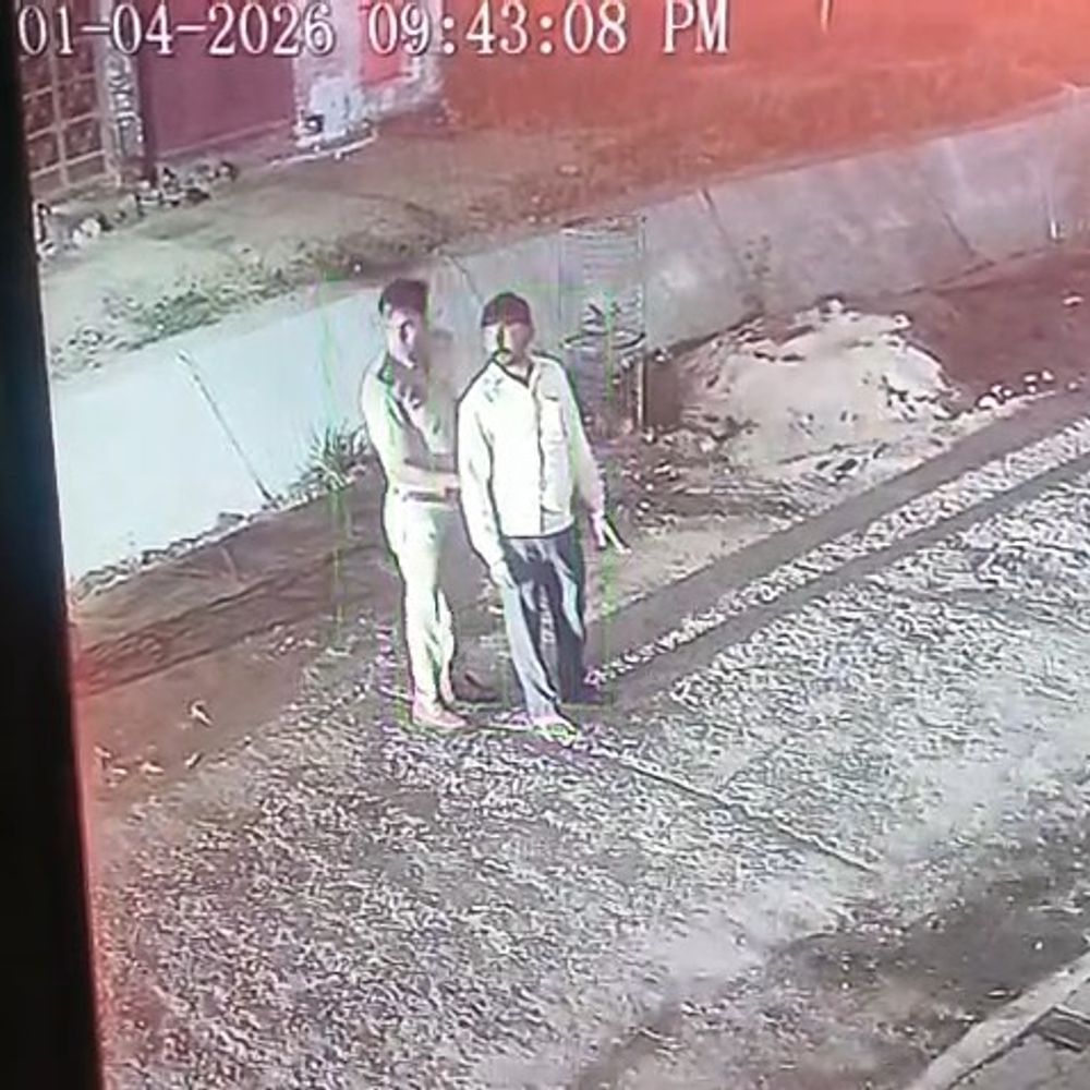 पुलिस ने आपराधी को पकड़ा, बिना कार्रवाई छोड़ने का आरोप:सीसीटीवी फुटेज में दिखे पुलिसकर्मी और आरोपी युवक, एसपी से शिकायत