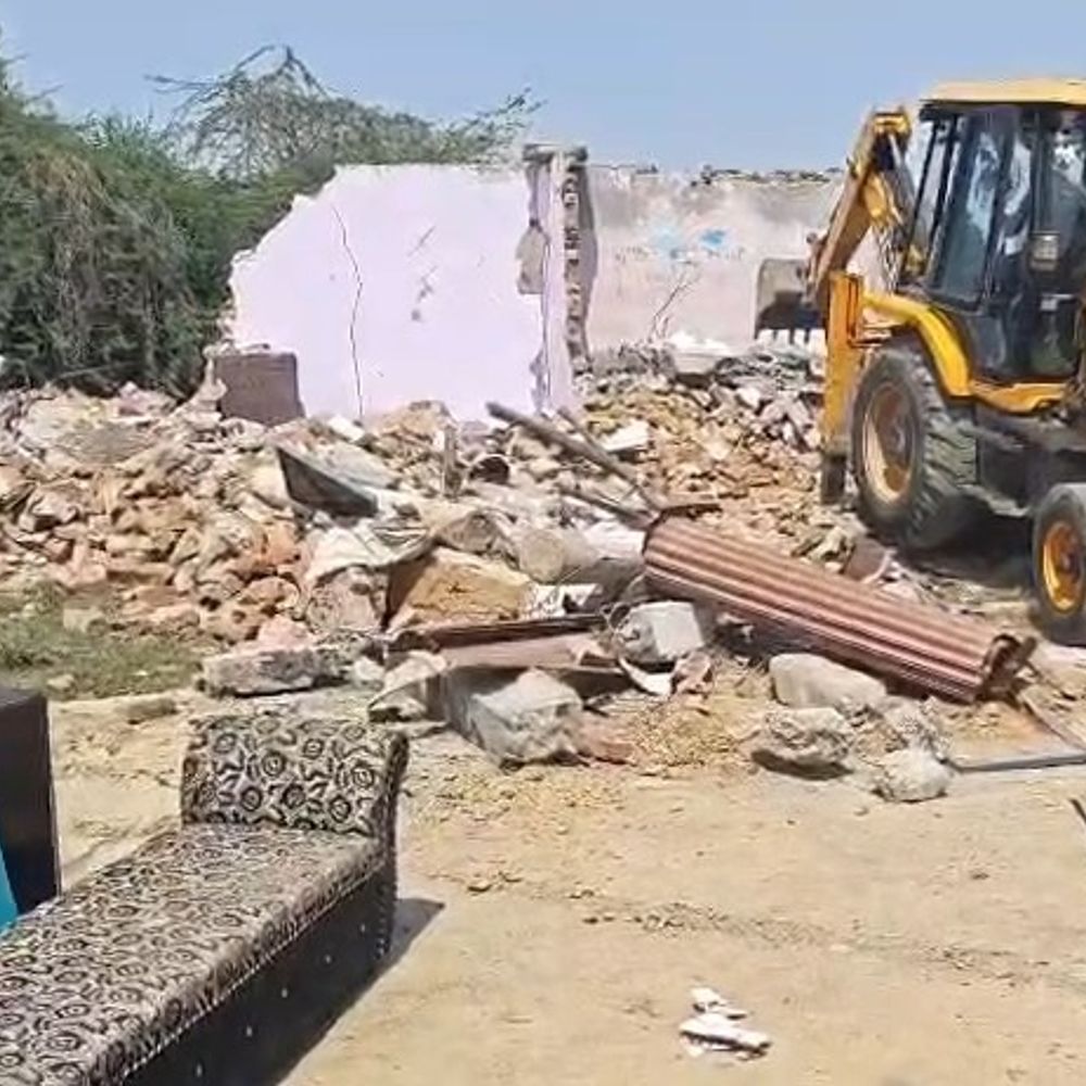 उन्नाव में सरकारी जमीन पर अवैध कब्जा, चला बुलडोजर:हाईकोर्ट के निर्देश पर प्रशासन ने एक करोड़ की भूमि कराई मुक्त