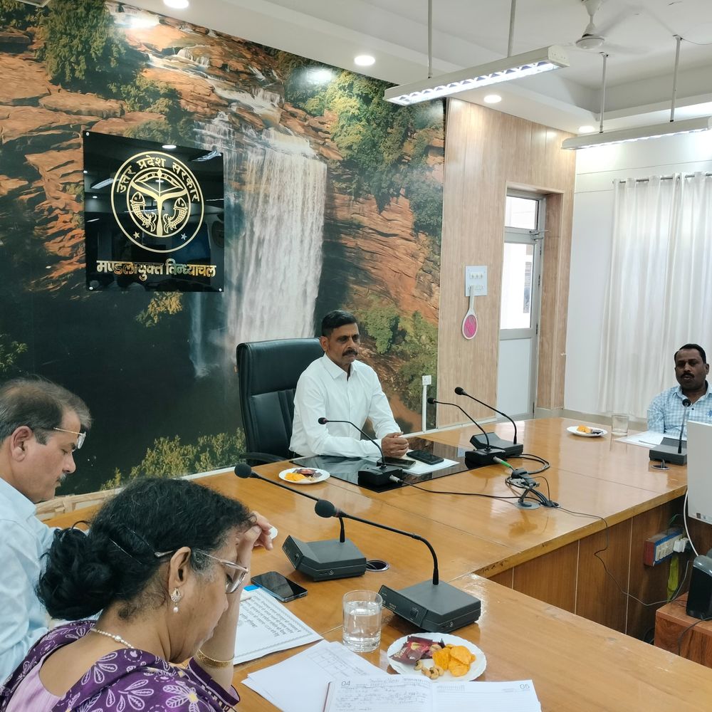 मंडलायुक्त ने गौशालाओं की व्यवस्था सुदृढ़ करने पर जोर दिया:मिर्जापुर में गौवंशों के स्वास्थ्य परीक्षण के लिए शिविर लगाने के निर्देश