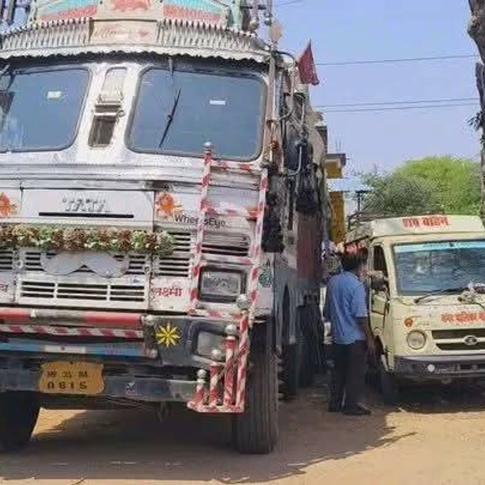 हाई टेंशन लाइन की चपेट में आया ट्रक ड्राइवर, मौत:छतरपुर में तिरपाल खोलते समय करंट लगा, सप्लाई रोककर शव उतारा