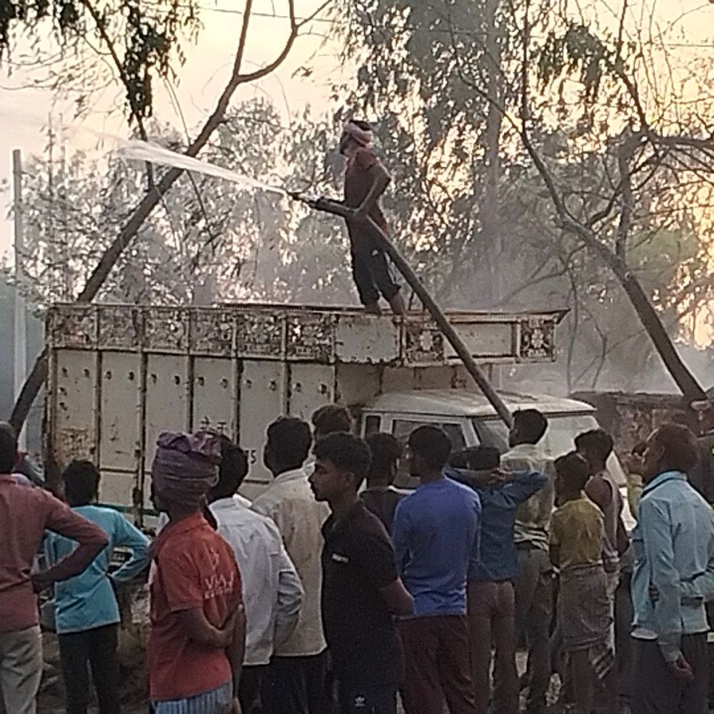 उन्नाव में धूं-धूकर जले 25 घर व 25 मशरूम फॉर्म:बांगरमऊ के मलहन पुरवा गांव में हुए हादसे में 70 लाख का नुकसान