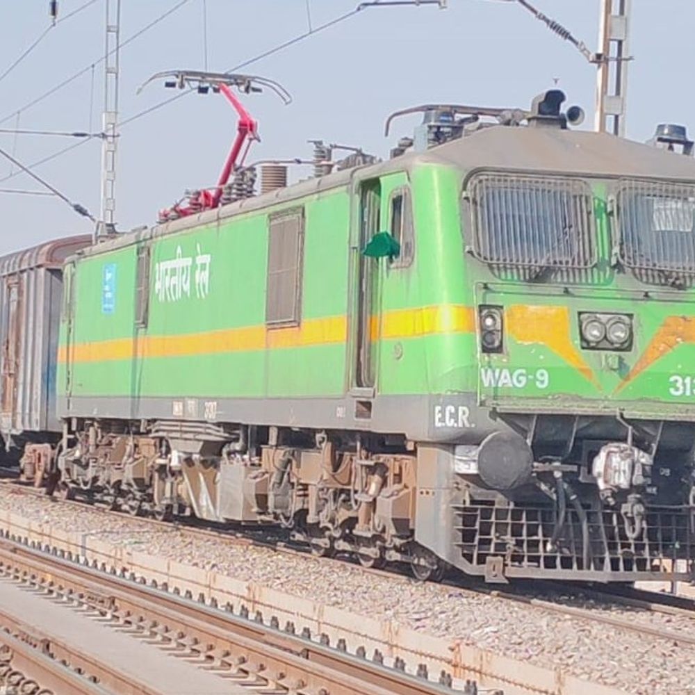 कानपुर-लखनऊ गंगापुल ट्रैक पर मरम्मत कार्य तेज:डाउनलाइन पर 100 मजदूर जुटे, आज से लगेंगे HMB स्लीपर