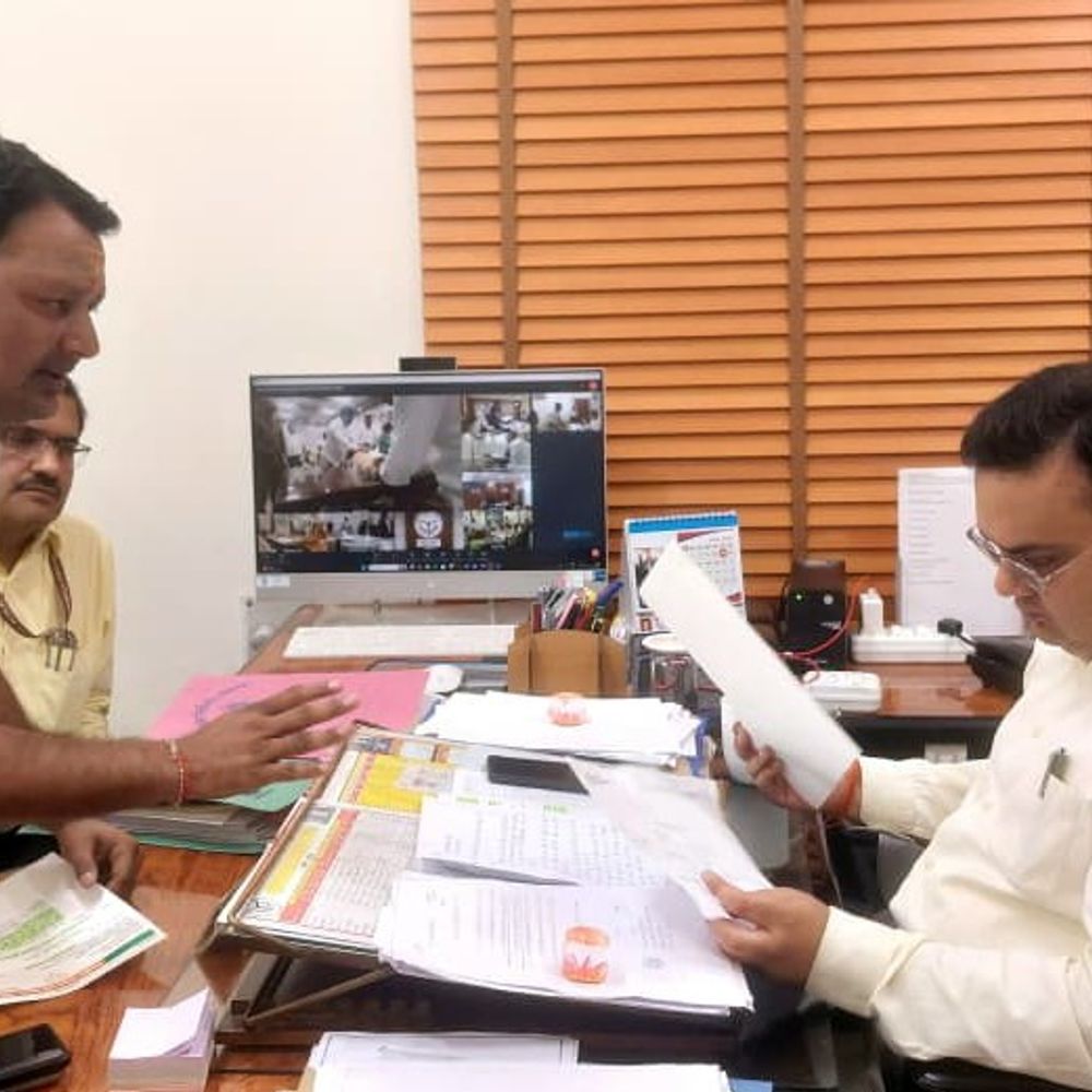 बहराइच में सरकारी भूमि पर कब्जे की शिकायत:समाजसेवी व सभासदों ने डीएम से की मुलाकात, मवेशियों से भी निजात दिलाने की मांग