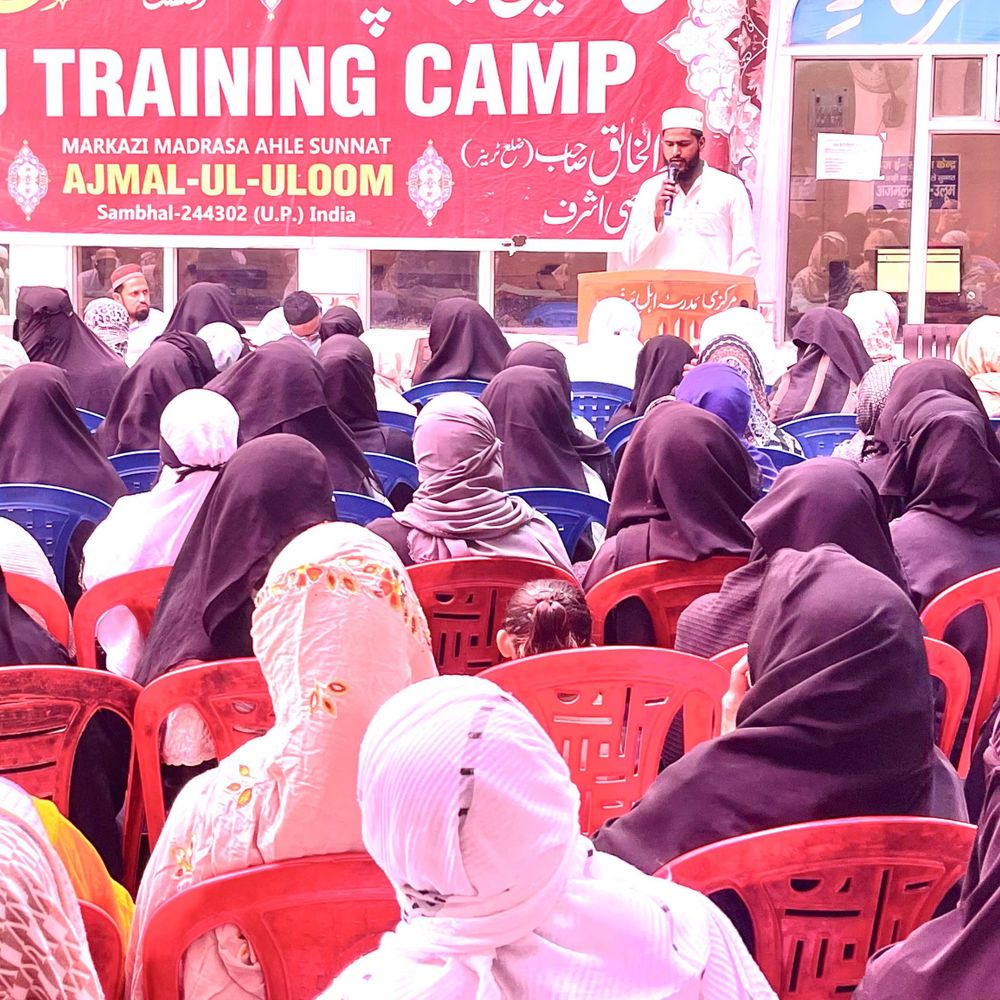 संभल में हज यात्रियों को लेकर शिविर का आयोजन:यात्रा और डिजिटल सुविधाओं की विस्तृत जानकारी