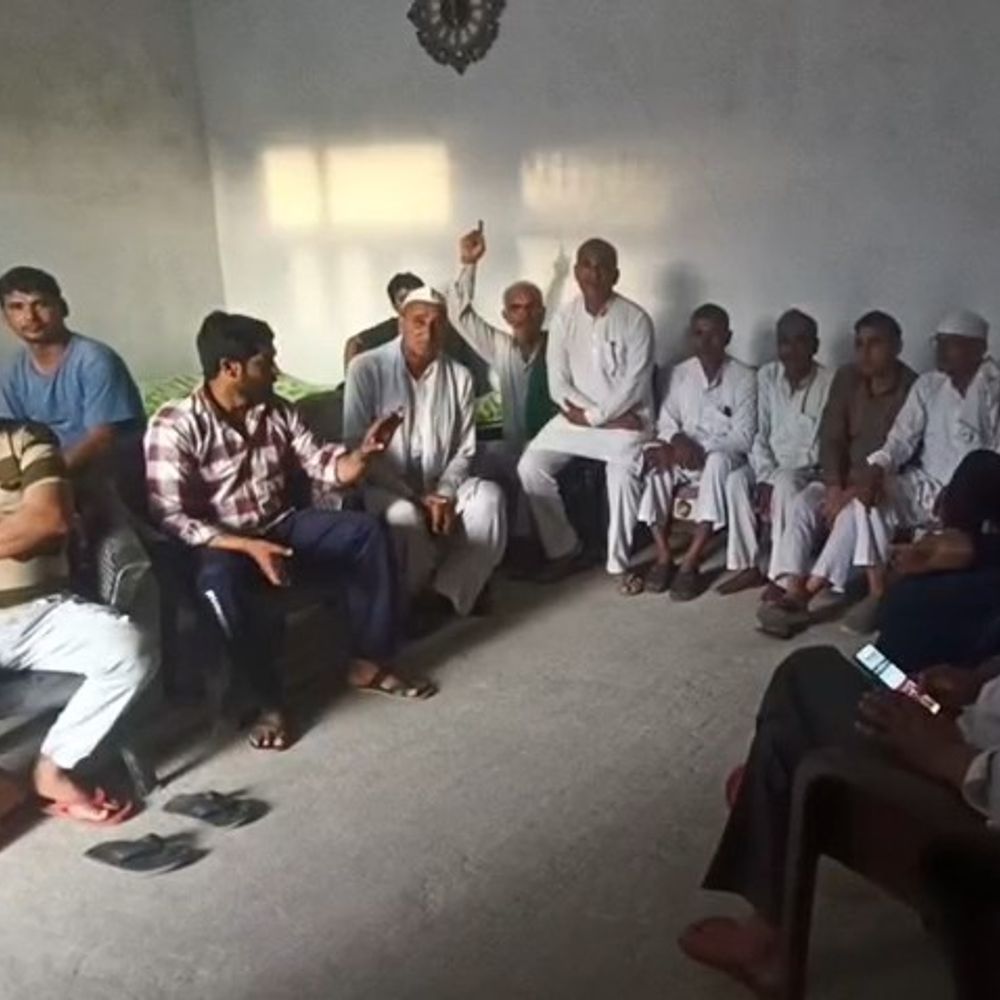 बागपत के साकरोध गांव में ग्रामीणों की बैठक:रिजर्व पार्क, बिजली कटौती और आवारा पशुओं से जुड़ी समस्याओं पर हुई चर्चा