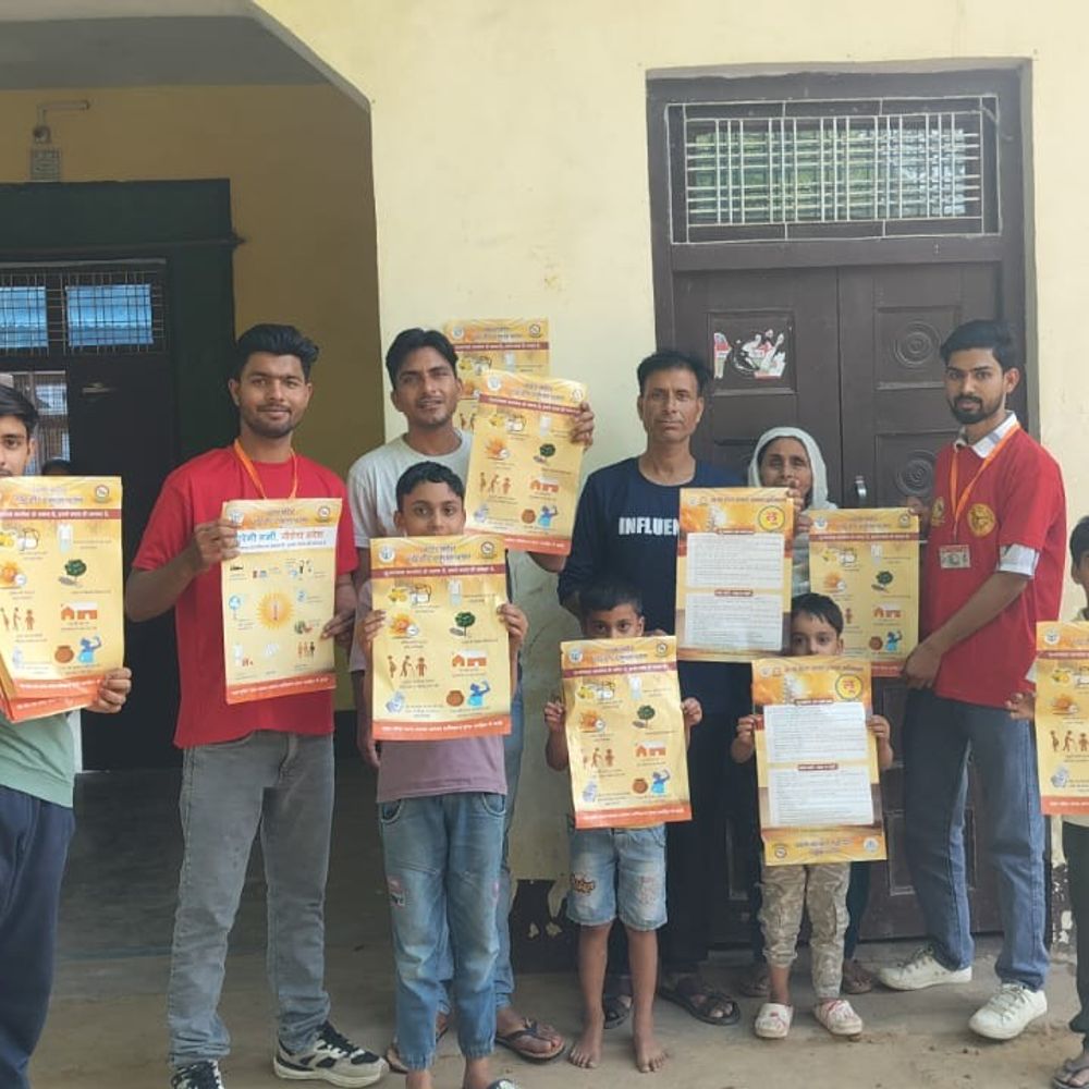 कानपुर देहात में चला लू से बचाव अभियान:आपदा मित्रों ने ग्रामीणों को दिए सुरक्षा के टिप्स, तुरंत उपचार की सलाह दी