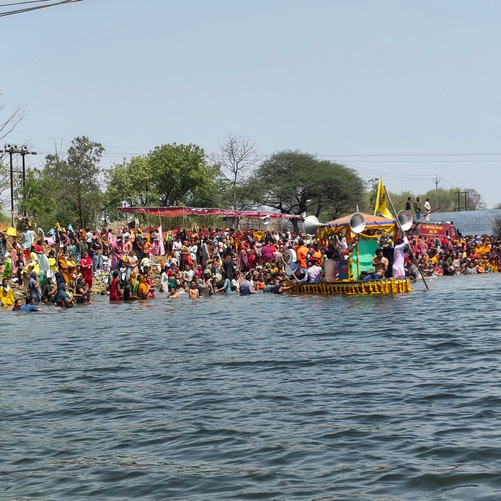 चैत्र पूर्णिमा शाही स्नान में हजारों श्रद्धालुओं ने लगाई डुबकी:रथ पर सवार होकर निकले संत अवधूत महाराज, नाव से बीच नदी में पहुंचकर किया मंत्रोच्चार