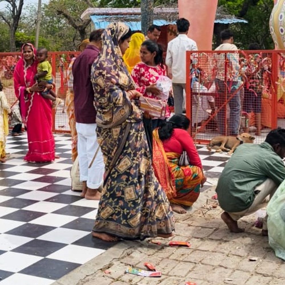 हनुमान जयंती पर मंदिरों में उमड़ी भीड़:अमेठी के गढ़ा धाम में श्रद्धालुओं का सैलाब, सुरक्षा के पुख्ता इंतजाम