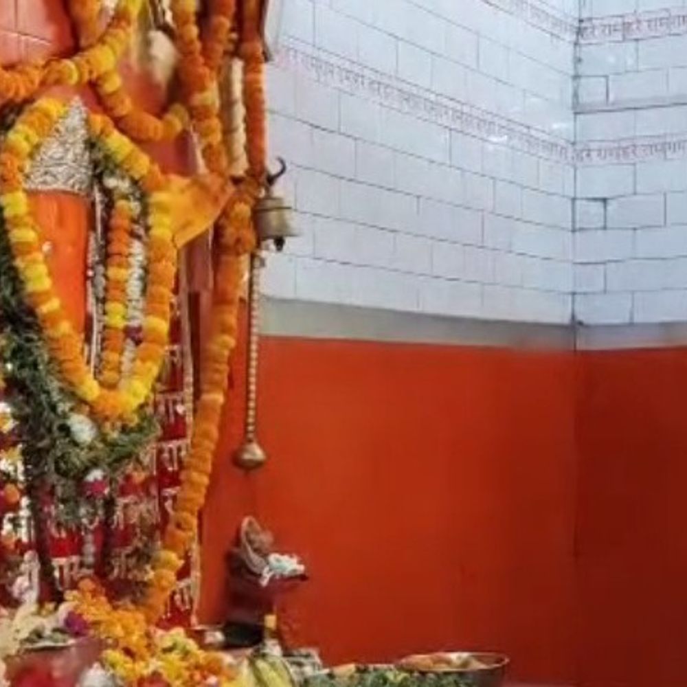 हनुमान जयंती पर मंदिरों में विशेष पूजा-अर्चना:चकवा महावीर और जंगीगंज में श्रद्धालुओं ने देश कल्याण की कामना की