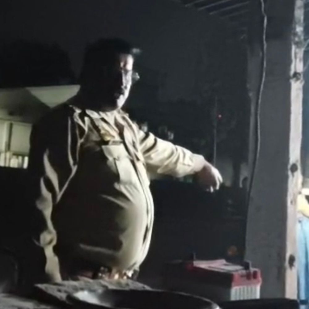 पीलीभीत में दरोगा ने युवक को जड़े थप्पड़, VIDEO:ढाबे पर लाइट बंद कराने पहुंचे थे, लाठी से भी पीटा, युवक के हाथ में गंभीर चोट लगी