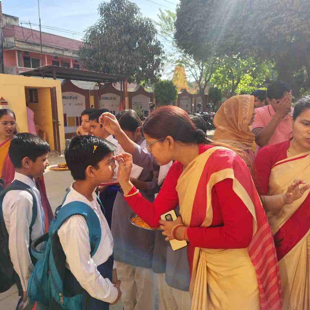 गोरखपुर में हवन-पूजन के बीच बच्चों का हुआ स्वागत:सरस्वती शिशु मंदिर में नए सेशन की शुरुआत, अनुशासन- मेहनत पर दिया गया जोर