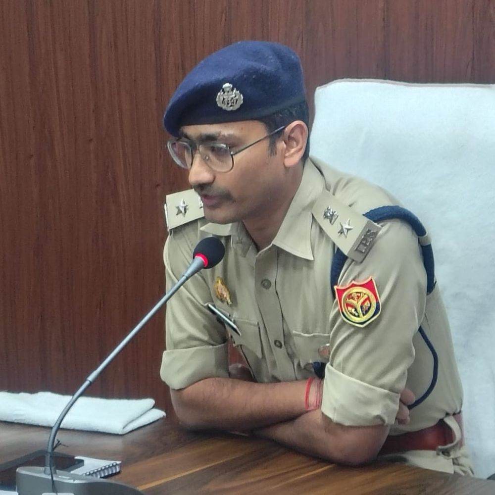 चंदौली एसपी ने हेड कांस्टेबल व दरोगा को किया निलंबित:भ्रष्टाचार, लापरवाही पर 6 पुलिसकर्मियों की विभागीय जांच के आदेश