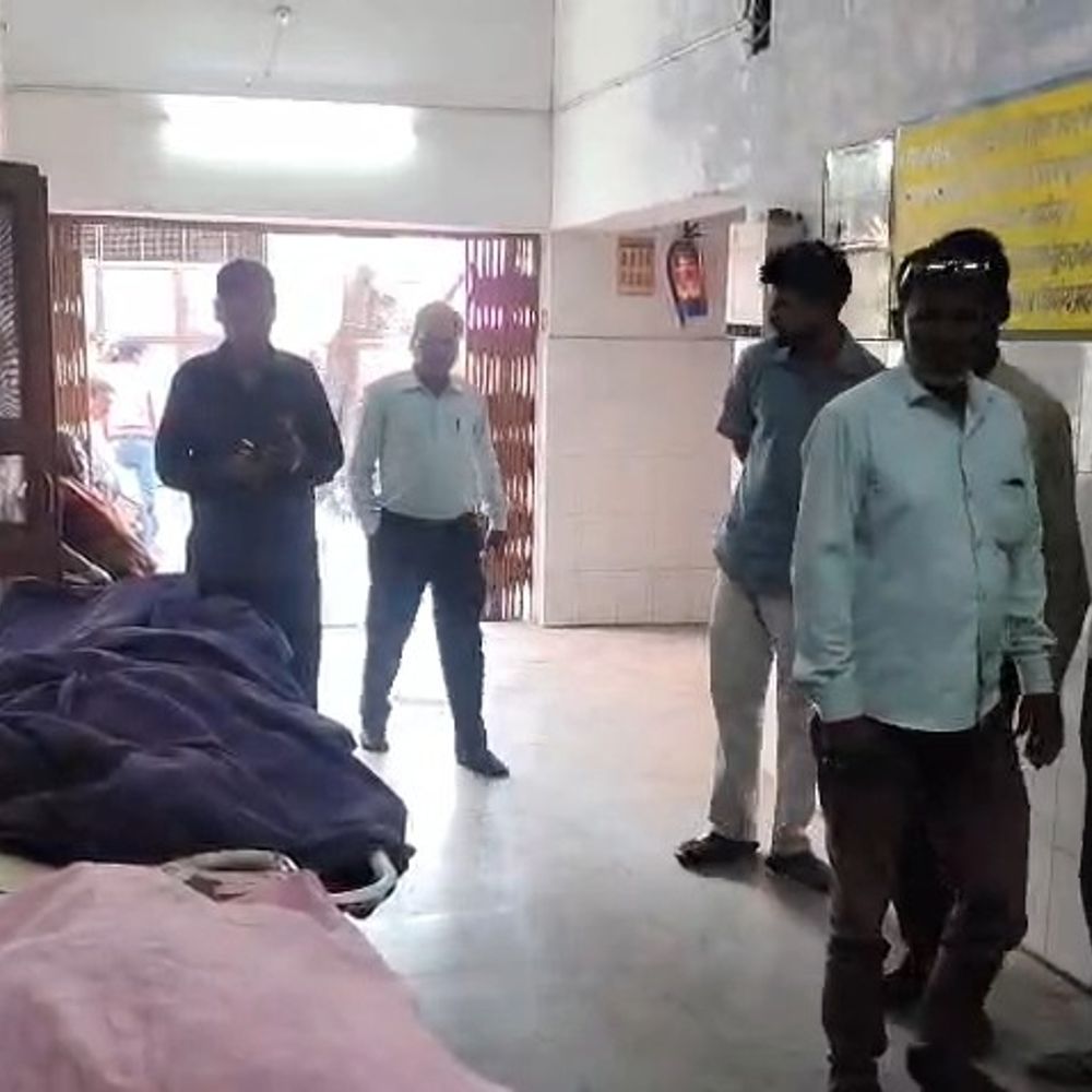 शोक से लौट रहे दंपति की सड़क हादसे में मौत:पीलीभीत में आरोपी कंटेनर चालक फरार, पुलिस कर रही तलाश